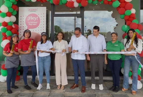 Domingo Bermúdez Turull, Luis Castellanos y Vismar Pichardo Ubrí, acompañados de las colaboradoras de Krispy Kreme.