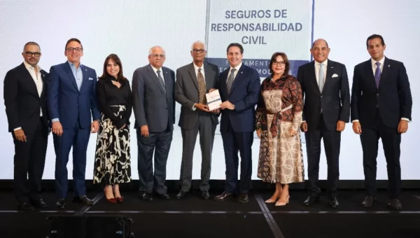 Fernando A. Ballista y Ernesto M. Izquierdo entregan libro a la directiva de Cadoar.