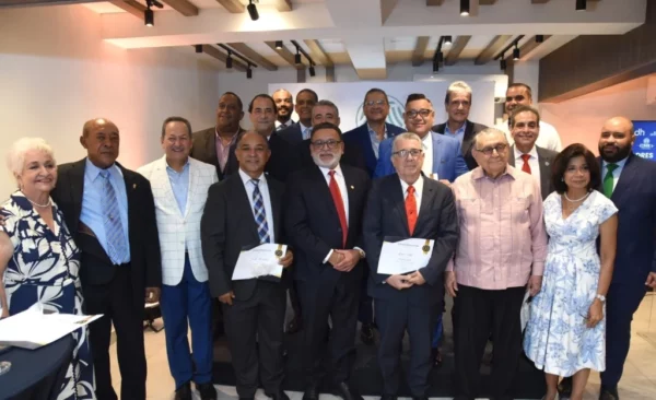 Rhina Ibert, junto a colaboradores y los padres que se dieron cita al encuentro.