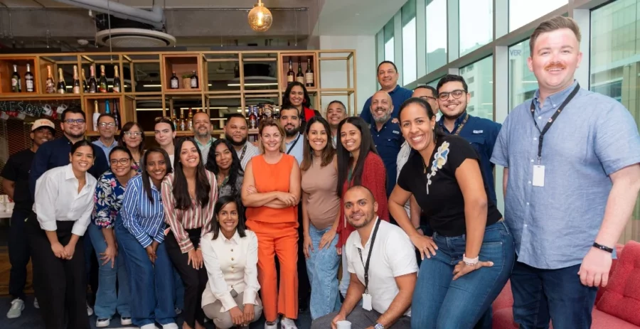 Colaboradores y conferencistas  durante el encuentro.