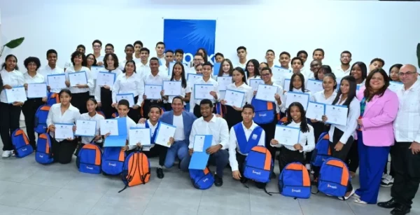 Los jóvenes que recibieron su diploma.