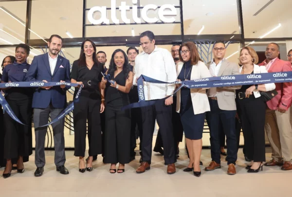 Ejecutivos de la empresa realizan el corte de cinta inaugural.