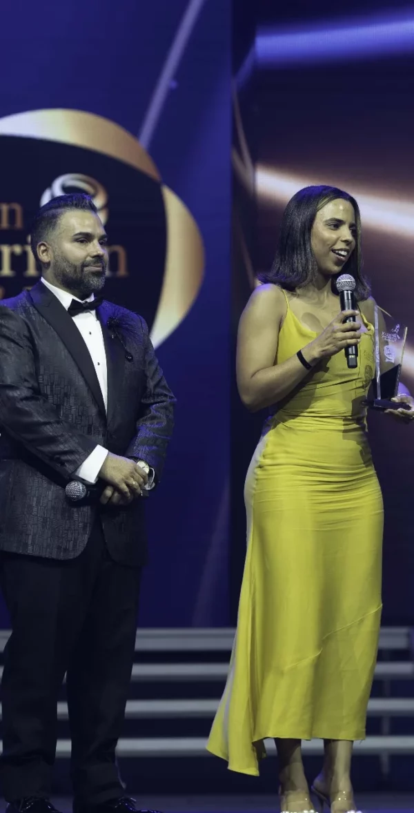 Leonardo Artigas junto a Braulia Batista Brea reciben la distinción.