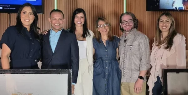 La doctora Francis Báez junto a colegas en la charla.