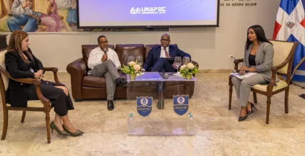 Los panelistas intercambian ideas.