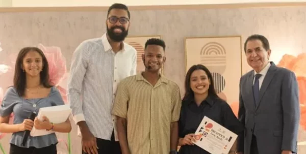 Representantes de la organización reconoce a jóvenes talentos.