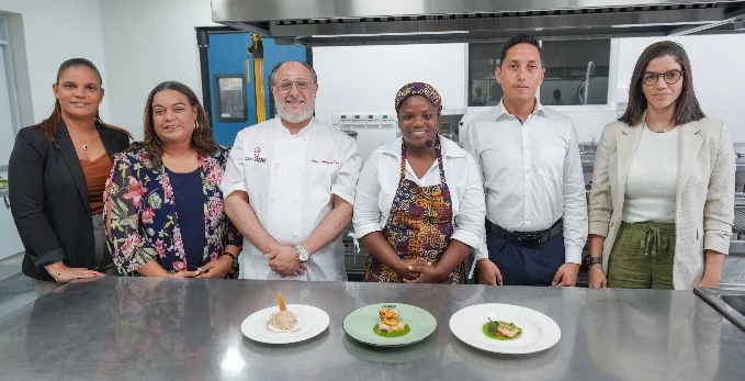 Directivos de ambas entidades junto a la chef María Edilma Palomino. Directivos de ambas entidades junto a la chef María Edilma Palomino.