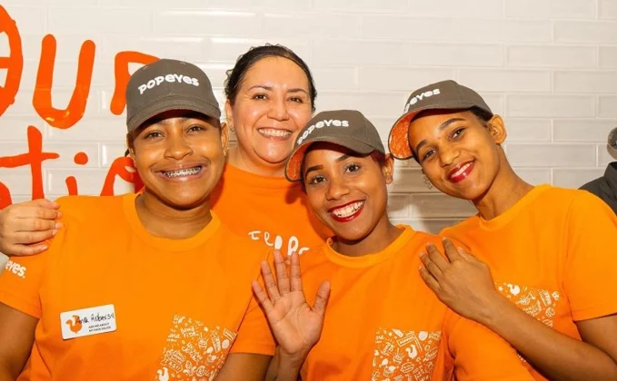 El personal de servicio al cliente. El personal de servicio al cliente.