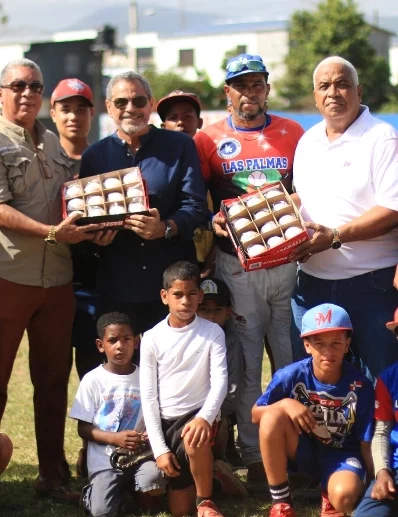 El comisionado Junior Noboa, entrega el estadio