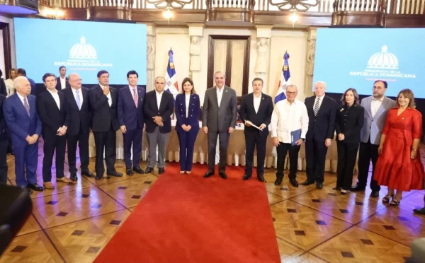 El presidente Luis Abinader encabezó la actividad acompañado de representantes del sector empresarial.  JOSÉ FRANCISCO
