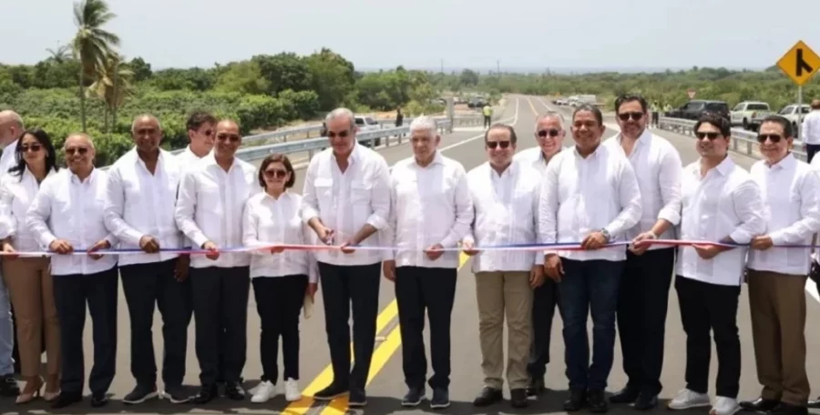Abinader corta  cinta para inaugurar   circunvalación de Baní, acompañado de ministros y autoridades de la región.   José de León
