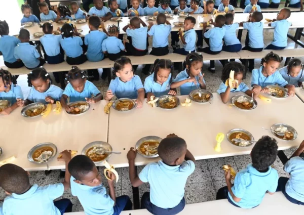 Los procesos de contratación para suministro de alimentos desataron escándalos.