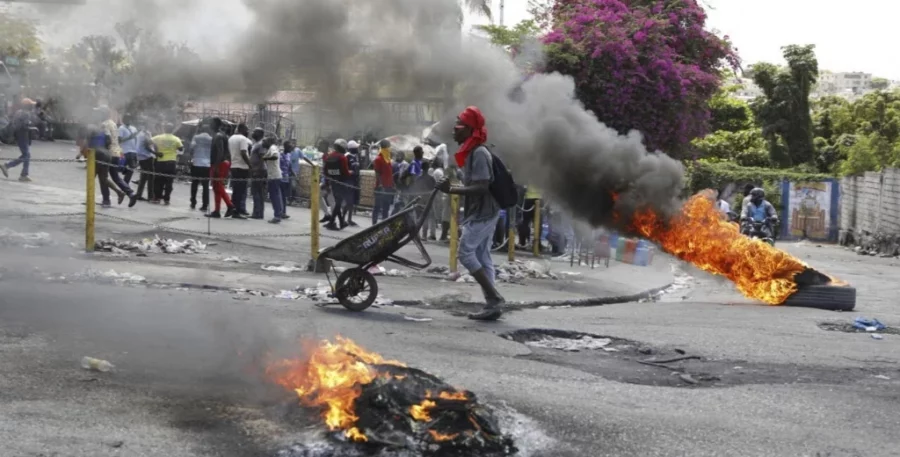El caos y la violencia han caracterizado el ambiente entre los haitianos, con amplio dominio de las bandas armadas.  archivo