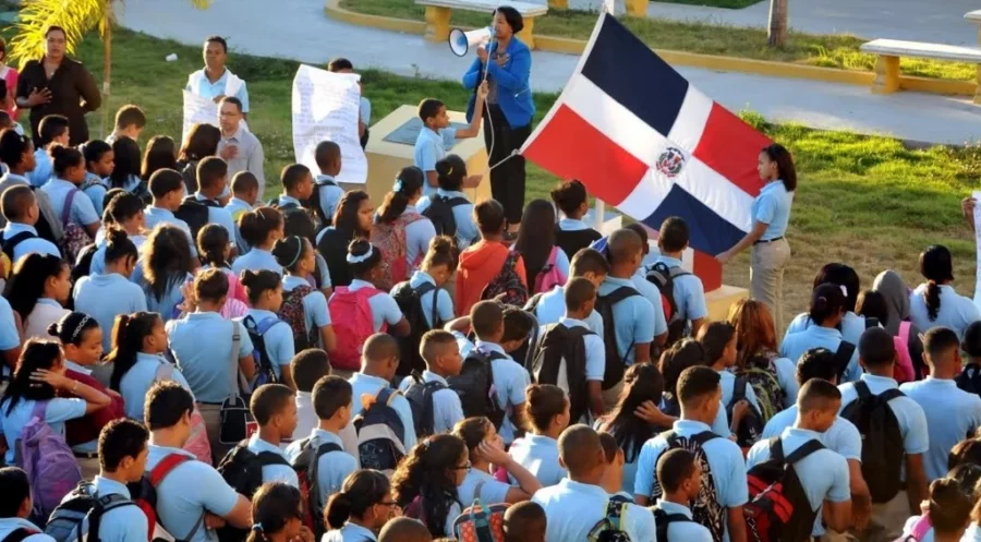 La matrícula estudiantil para el año escolar que se inicia hoy es de 2.6 millones de estudiantes, incluyendo el sistema de adultos. La matrícula estudiantil para el año escolar que se inicia hoy es de 2.6 millones de estudiantes, incluyendo el sistema de adultos.