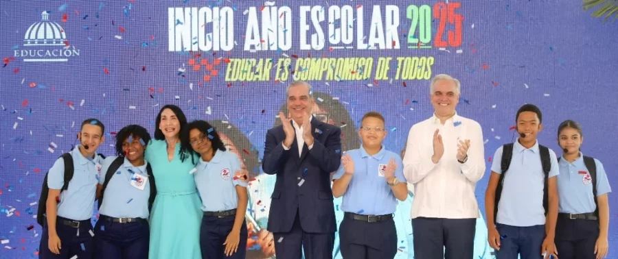 El presidente Luis Abinader, el ministro de Educación, Luis Miguel de Camps, y la primera dama Raquel Arbaje,  inauguraron el año escolar.  Guillermo Burgos