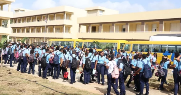Desde el primer día de clases los estudiantes cuentan con transporte y almuerzo.