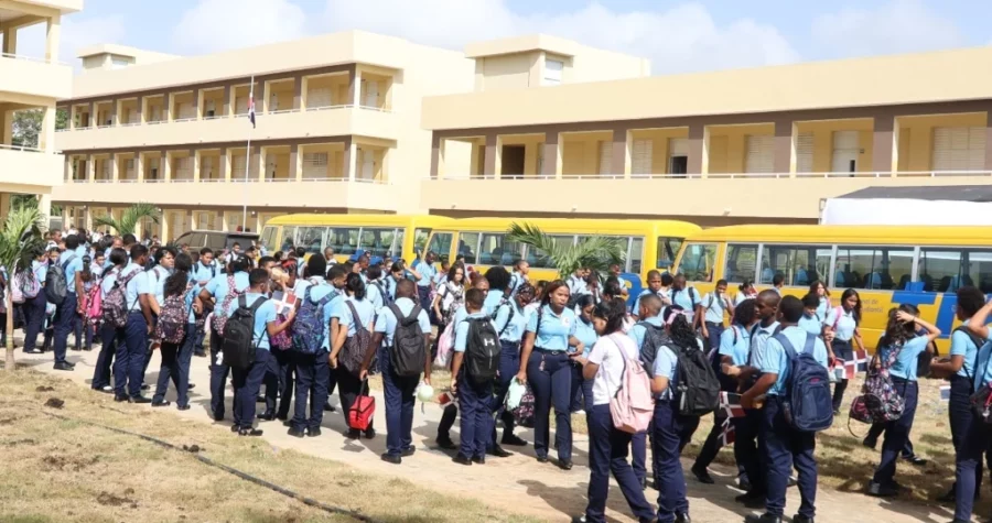 Desde el primer día de clases los estudiantes cuentan con transporte y almuerzo. Desde el primer día de clases los estudiantes cuentan con transporte y almuerzo.