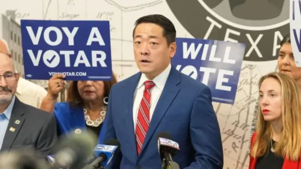 Gene Wu, legislador estatal demócrata de Houston, afirma que él y otros están abandonando "un sistema amañado".