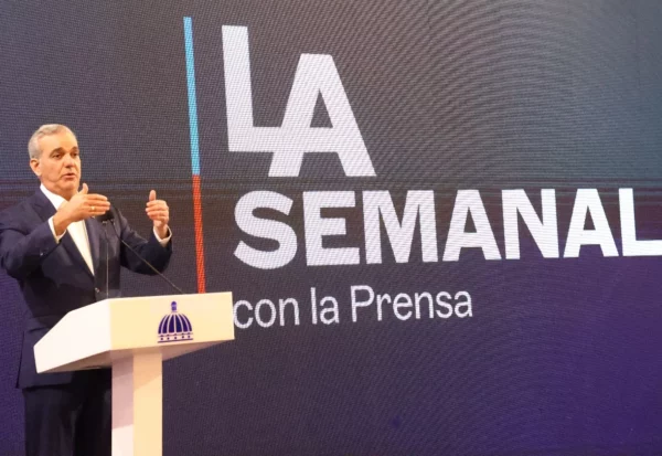 Momentos en que el presidente Luis Abinader ofrecía detalles.   josé francisco