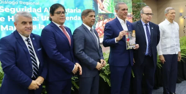 El presidente Abinader recibe informe de la FAO junto a funcionarios de ese organismo  regional y del Gobierno.