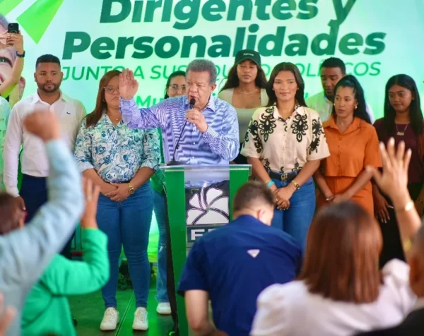 Leonel Fernández juramentó militantes en San Pedro