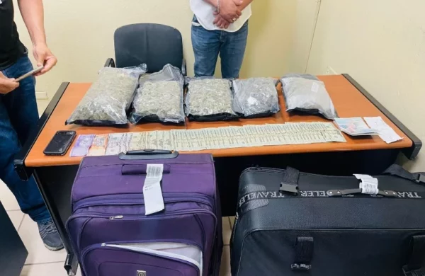 El hombre apresado y la droga confiscada en terminal.
