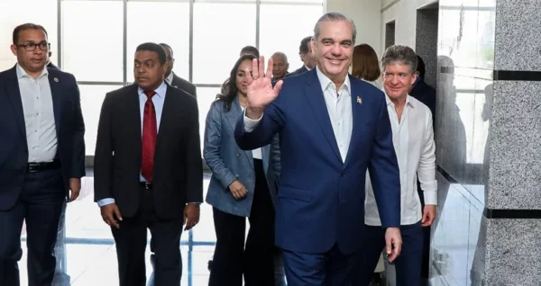 Abinader  acompañado de José Alfredo Corripio al llegar  a  las redacciones de los periódicos Hoy, El Nacional y EL DÍA.   José de León