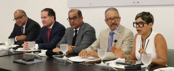 Miguel Valerio, Manuel Corripio, Olivo Rodríguez, Miguel Febles y Patricia Santana en el almuerzo de Grupo de Comunicaciones Corripio.  Alexis monegro