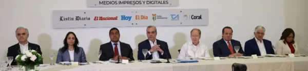 Durante el encuentro el mandatario estuvo acompañado por los ministros Luis Miguel de Camps, Faride Raful, José Ignacio Paliza, Eduardo Estrella,  y Maira Jiménez.  josé de León