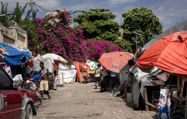 Carpas de un improvisado campamento donde paren mujeres en Haití. efe