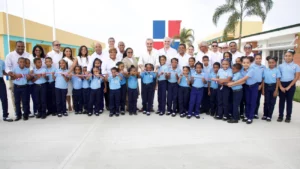 Corte de cinta inaugural de una escuela por el presidente Luis Abinader