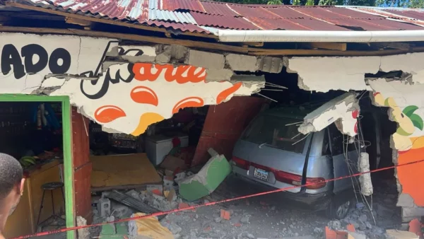 Accidente deja 7 heridos tras estrellarse vehículo contra colmado en Yásica Arriba