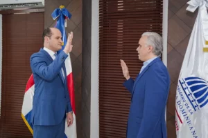 Adolfo Pérez fue juramentado en la mañana de este lunes por el Ministro de Educación al frente del INABIE. Es de los Cambios del presidente.
