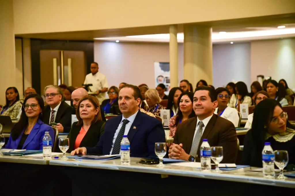 Alba María Ropero, de la OPS; ministro de Salud Víctor Atallah; viceministro de Salud Colectiva, Eladio Pérez, junto a otras autoridades del sector, en el foro de espacios libres de humo de tabaco.