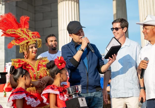 Alex Bueno recibe la llave de la ciudad de Providence-Rhode Island