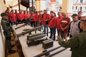Venezolanos alistándose en el cuerpo militar