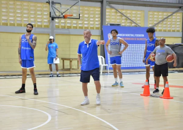 AmeriCup 2025-El dirigente Néstor -Ché- García dirige la preparación del equipo nacional de baloncesto.