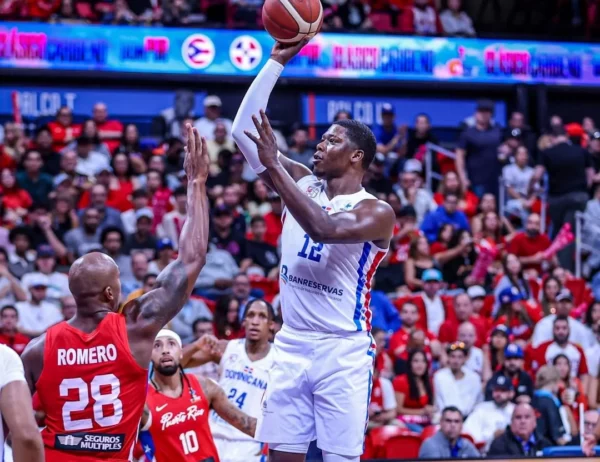 Acción del partido entre Republica Dominicana y Puerto Rico en el denominado Clásico Caribeño