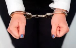 Mujer es apresada por testaférrea.