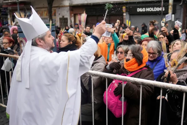 Argentinos rezan en busca de trabajo