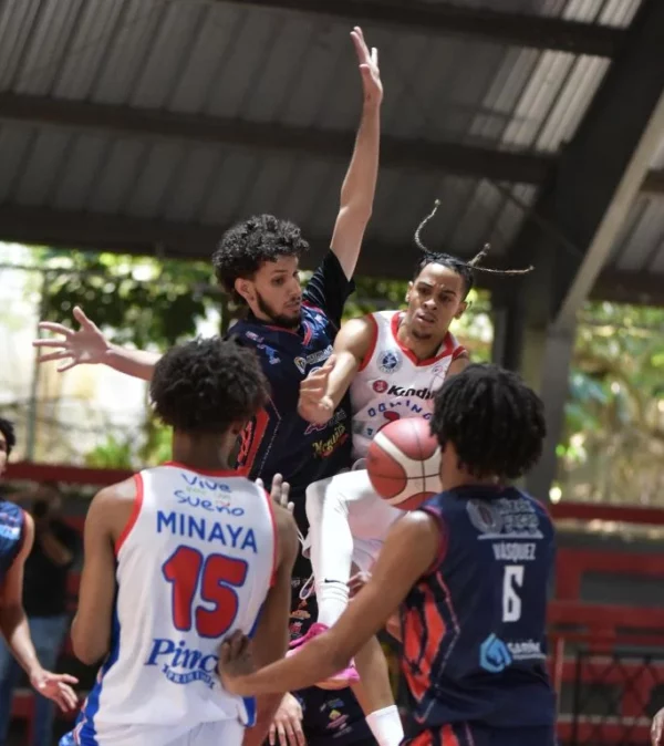 Astros-Alexis Castro, del CDP de Santiago, en una ofensiva ante los Tornados de San Francisco.