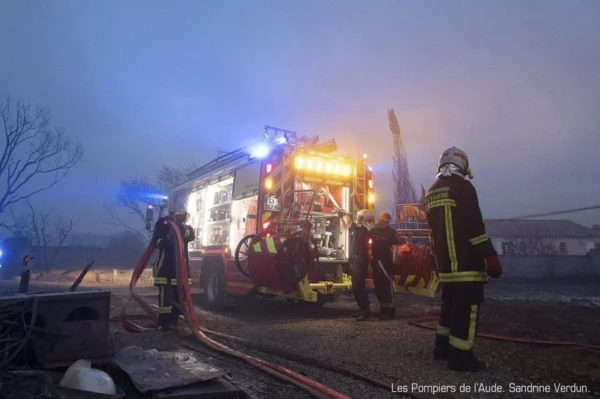 Bomberos tratan de sofocar incendio en Francia.