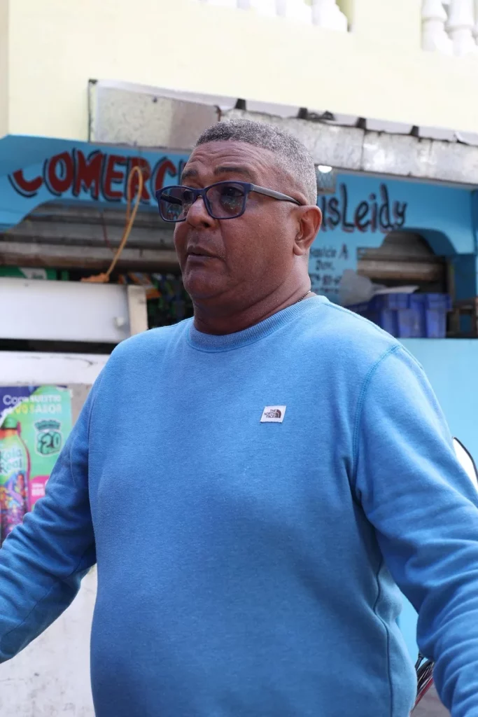 Roberto Luciano, residente en Capotillo, dice que últimamente han disminuido las horas que tienen de luz al día. Chaimy Soriano.