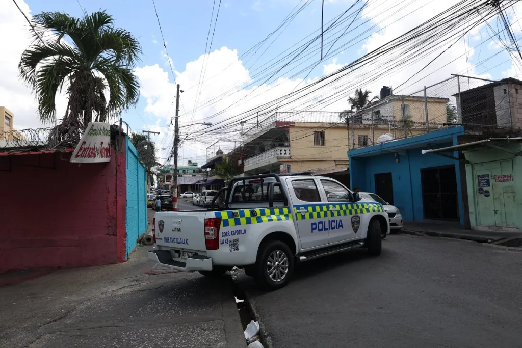 Patrulla de la Policía mientras salía del Túnel del Capotillo la mañana de este domingo. Chaimy Soriano.
