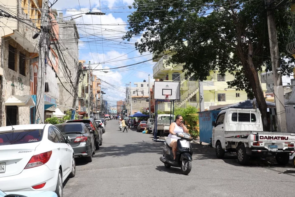 En Capotillo utilizan canchas móviles en algunas calles, lo que aumenta riesgo de accidentes.