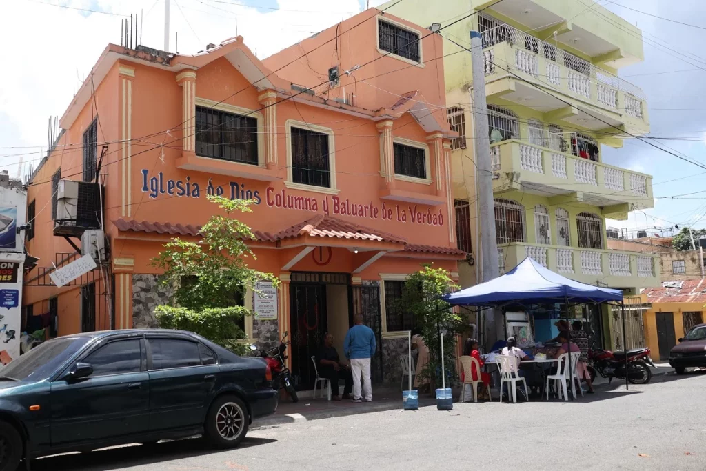 Comunitarios de Capotillo aseguran que servicios de recogida de basura y agua son frecuentes. Chaimy Soriano.
