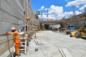 La intervención del cruce de pintura es una de las obras del Gobierno para impulsar el tránsito