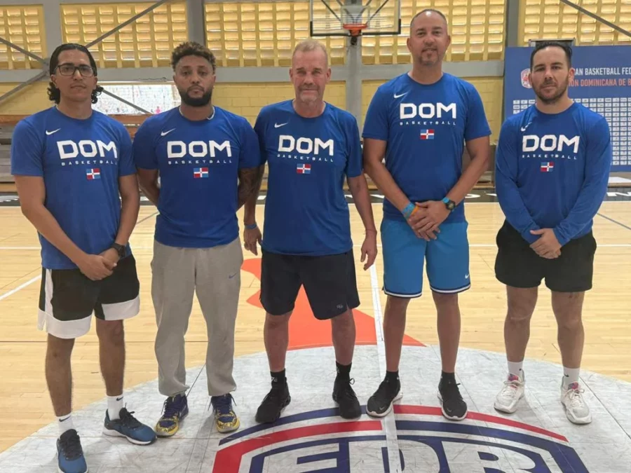 Che-Cuerpo técnico….El coach Néstor -Ché- García, al centro, y el cuerpo técnico que irá al AmeriCup 2025. Desde la izquierda, Abraham Disla, Adenauer Díaz. Che-Cuerpo técnico….El coach Néstor -Ché- García, al centro, y el cuerpo técnico que irá al AmeriCup 2025. Desde la izquierda, Abraham Disla, Adenauer Díaz.