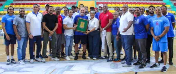 El dirigente Néstor -Ché- García recibe la placa de reconocimiento de Bryan Maia, de la Alcaldía de SPM, y la gobernadora Yovanis Baltazar, junto al equipo nacional de basket.