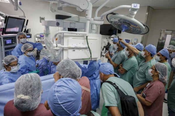 Médicos en una cirugía en Uruguay.